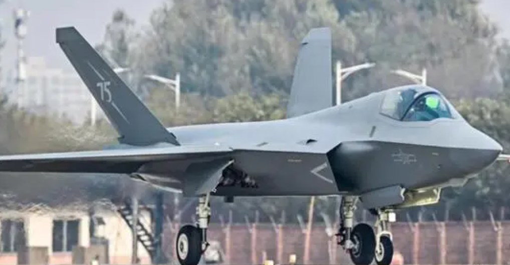 歼-35A:震撼登场,岛内躁动