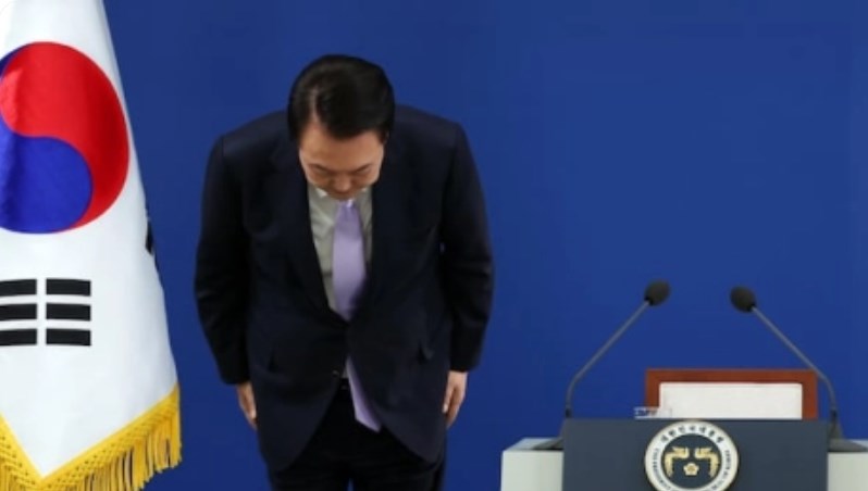 尹锡悦向国民鞠躬致歉：因身边事让国民感到担心，向大家真心道歉