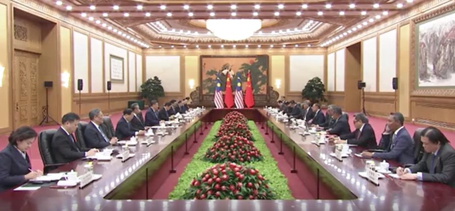 习近平会见马来西亚总理安瓦尔