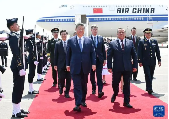 习近平抵达利马出席亚太经合组织第三十一次领导人非正式会议并对秘鲁进行国事访问