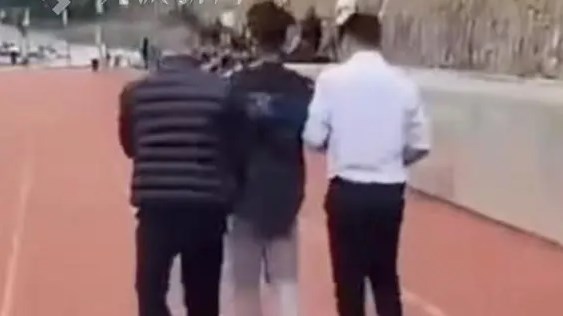 学生上台质问学校被带离 云南通报